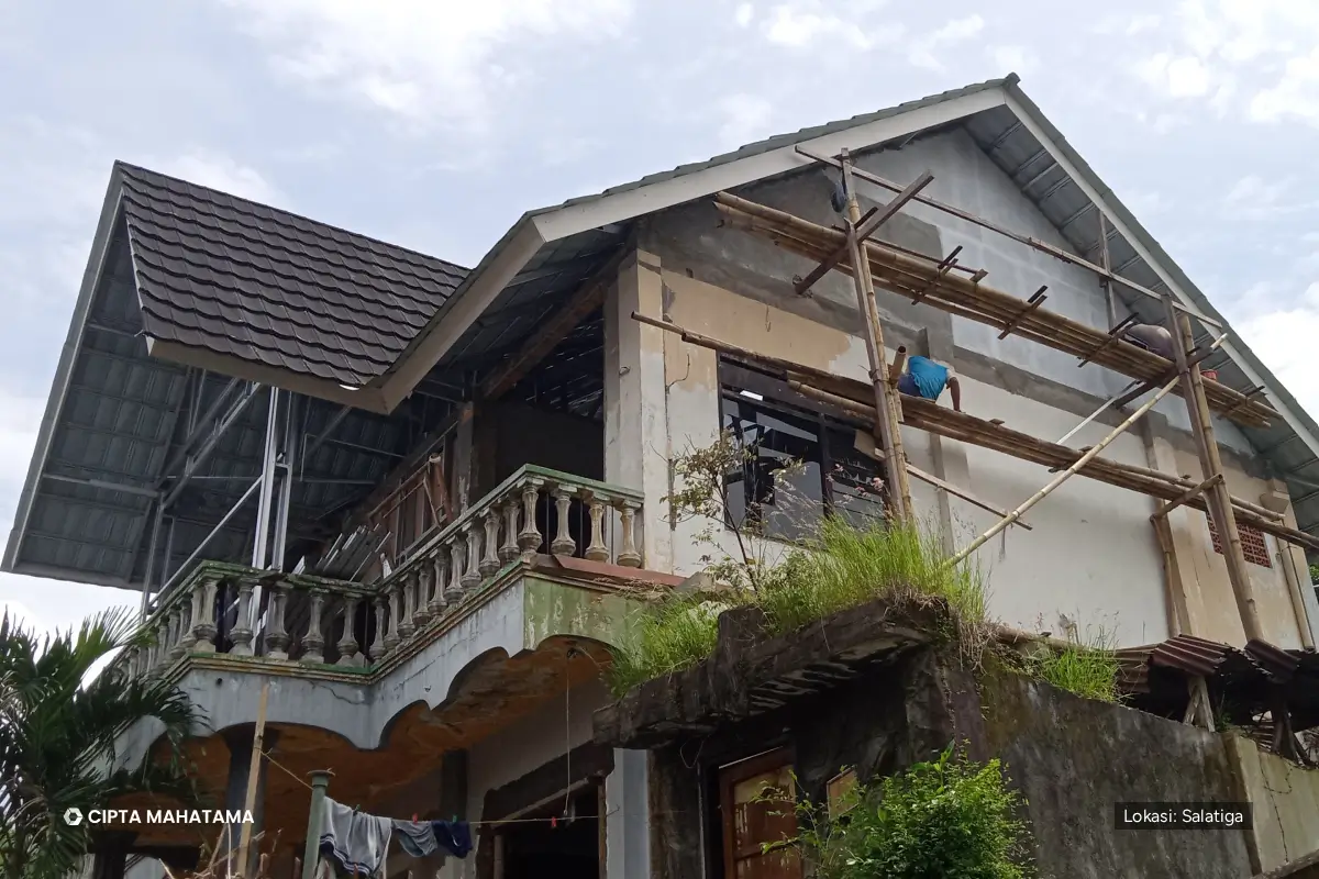 Proses renovasi rumah lama dua lantai di Salatiga, atap baru terpasang dan dinding masih dalam perbaikan