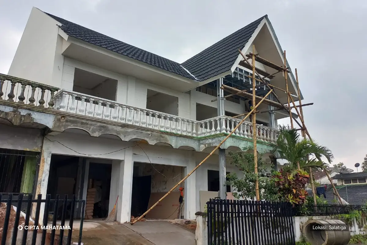 Tampak depan renovasi rumah lama menjadi kos dua lantai di Salatiga pada tahap finishing