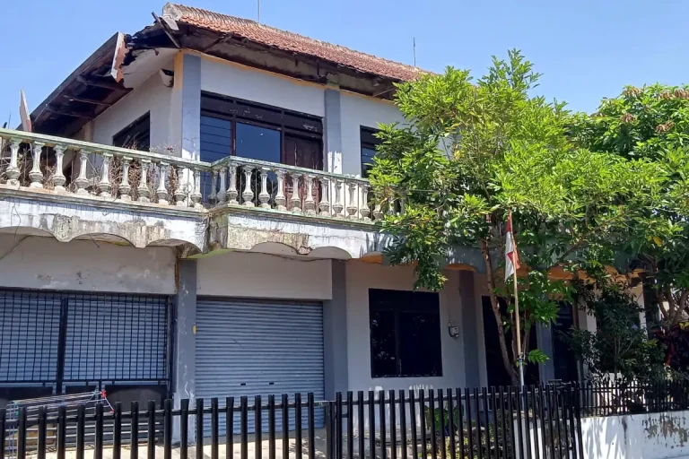 Kondisi rumah lama tidak terawat di Salatiga sebelum direnovasi menjadi kos