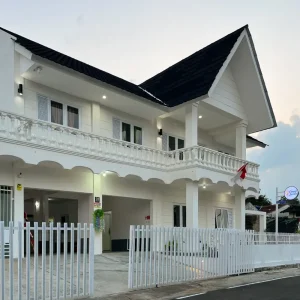 Bangunan hasil renovasi rumah lama menjadi kos 2 lantai Hasil desain dan pembangunan kos dua lantai dengan fasad putih, balkon, dan atap pelana