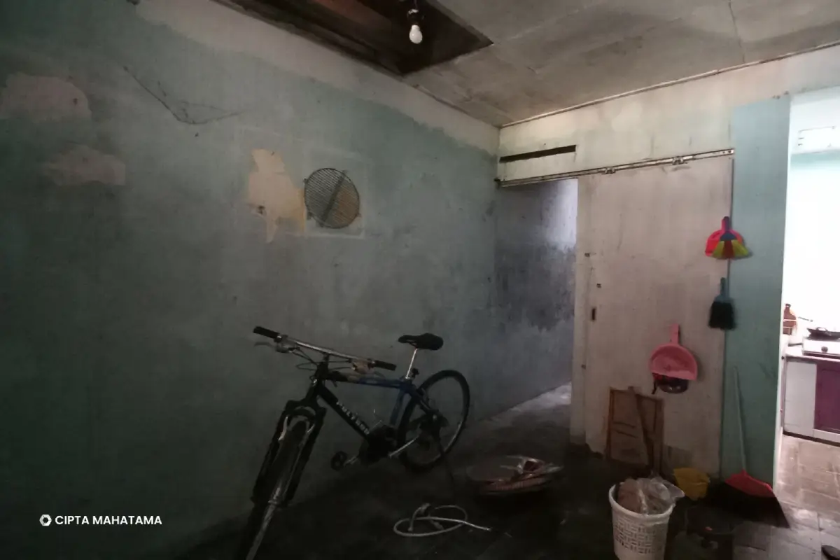 Interior Rumah Lama yang Gelap dan Pengap Ruang dalam rumah lama yang gelap dan pengap karena bukaan terbatas