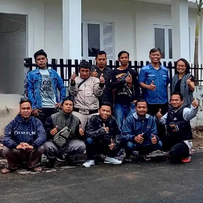 Tim tukang bangun rumah Cipta Mahatama di depan rumah hasil proyek di Salatiga – melayani area Jogja, Magelang, Temanggung, dan Semarang