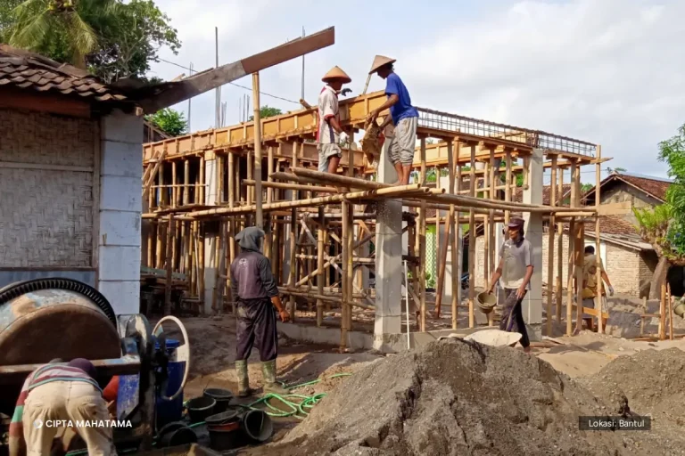 Bekisting dan Pembesian Balok Beton, Bantul Pekerja memasang bekisting dan pembesian balok beton dengan steger bambu di Bantul
