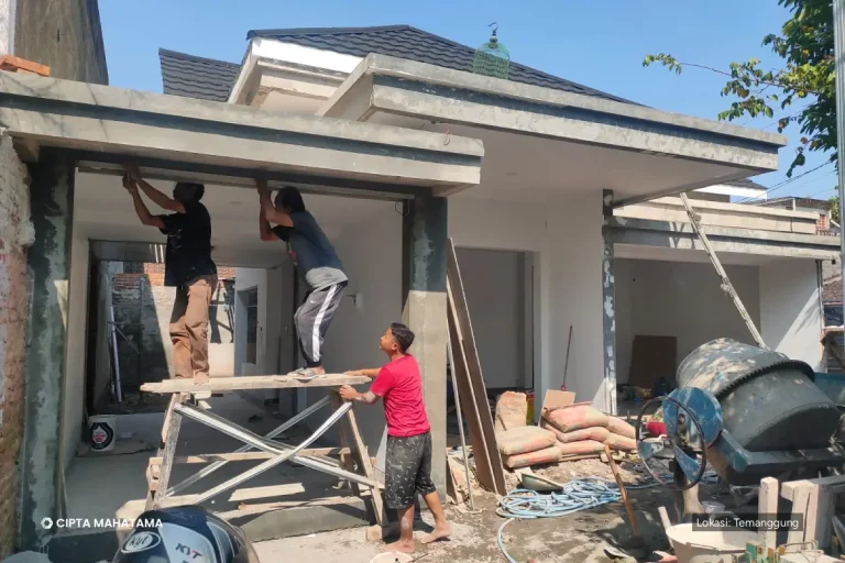 Pekerjaan Kanopi Beton Teras Depan, Temanggung Tiga pekerja mengerjakan kanopi beton teras depan rumah di Temanggung