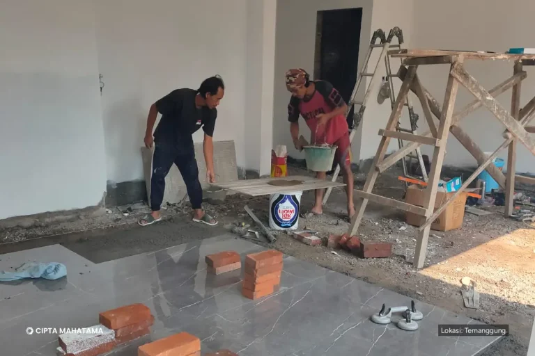 Pemasangan Lantai Granit Ruang Dalam, Temanggung Dua tukang memasang lantai granit di ruang dalam rumah yang sedang direnovasi di Temanggung