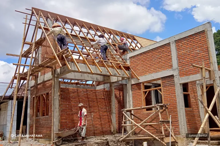 Pemasangan Rangka Atap Rumah Bata Ekspos, Bantul Pemasangan rangka atap kayu pada rumah dinding bata ekspos di Bantul