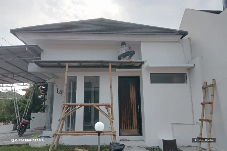 Pengecatan Fasad Depan Rumah, Bantul Tukang mengecat bagian atas dinding fasad depan rumah di Bantul dari steger bambu