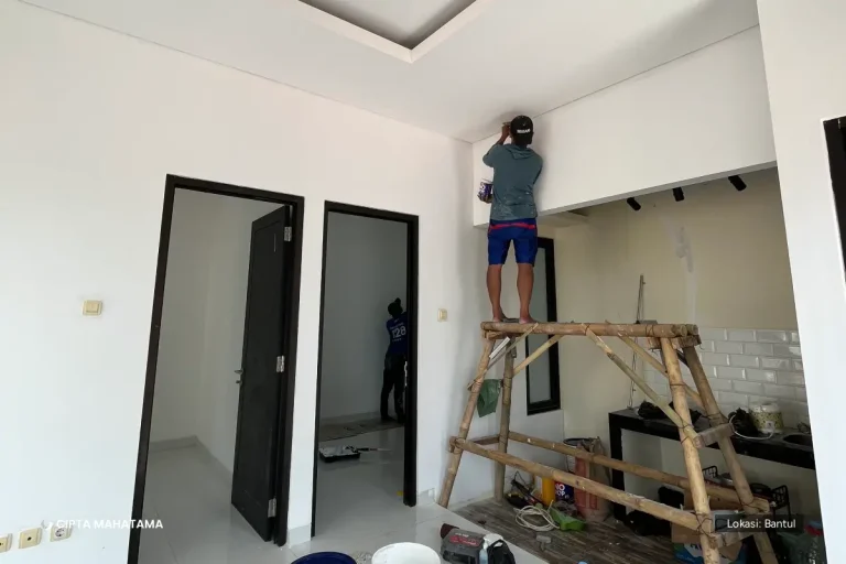 Pengecatan Interior Dinding dan Plafon, Bantul Tukang mengecat plafon dan dinding bagian dalam rumah di Bantul menggunakan steger bambu