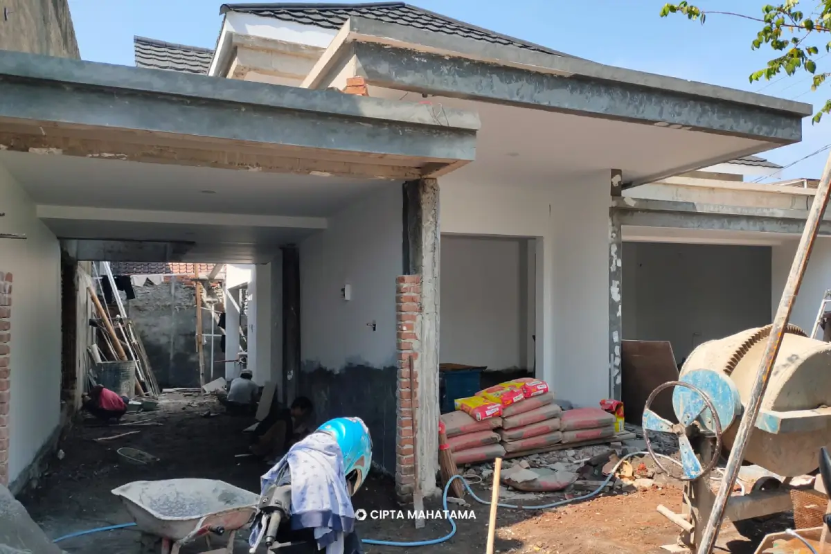 Proses Pembangunan Rumah Baru Proses pembangunan rumah, terlihat kolom beton, dinding bata, dan pekerjaan plester